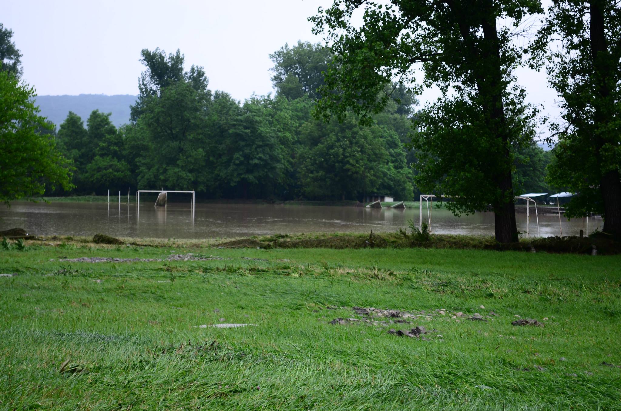 Стадионът в Дебелец изчезна под водата
