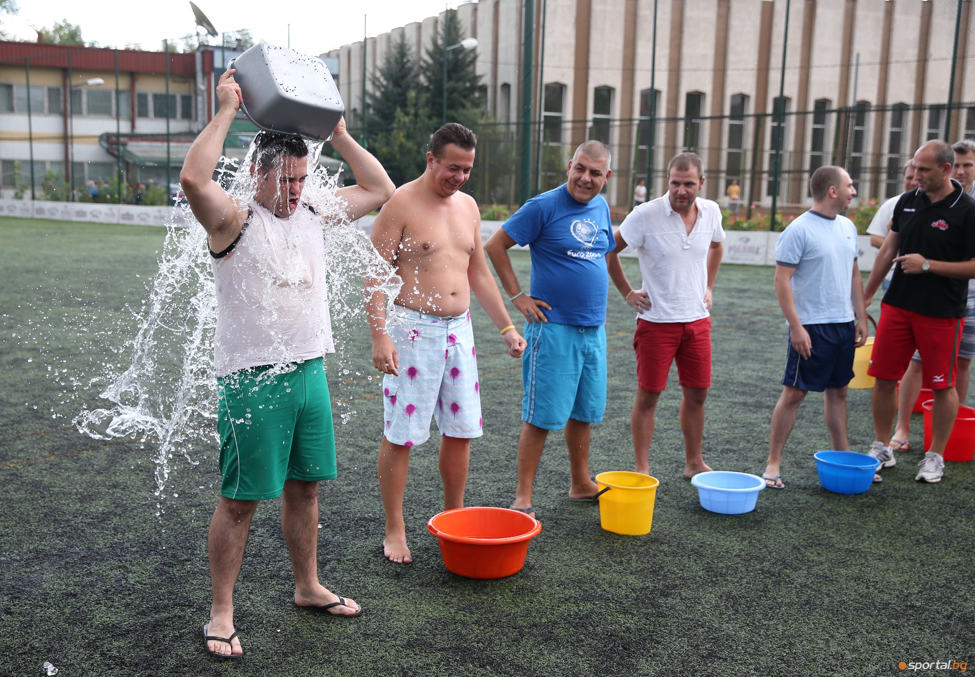 Спортни журналисти се обедиха в кампанията "Ice Bucket Challenge"