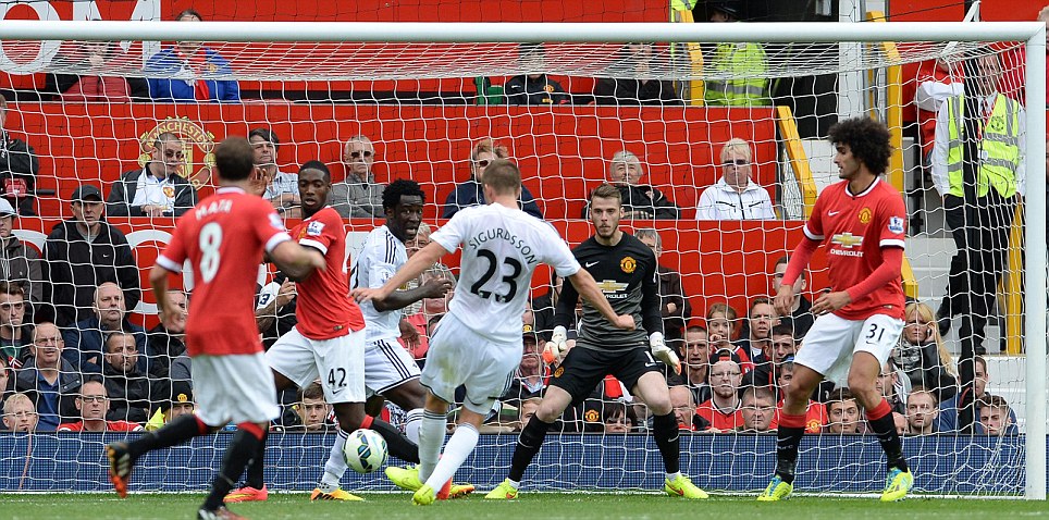 Суонзи шокира Манчестър Юнайтед в дебюта на Ван Гаал
