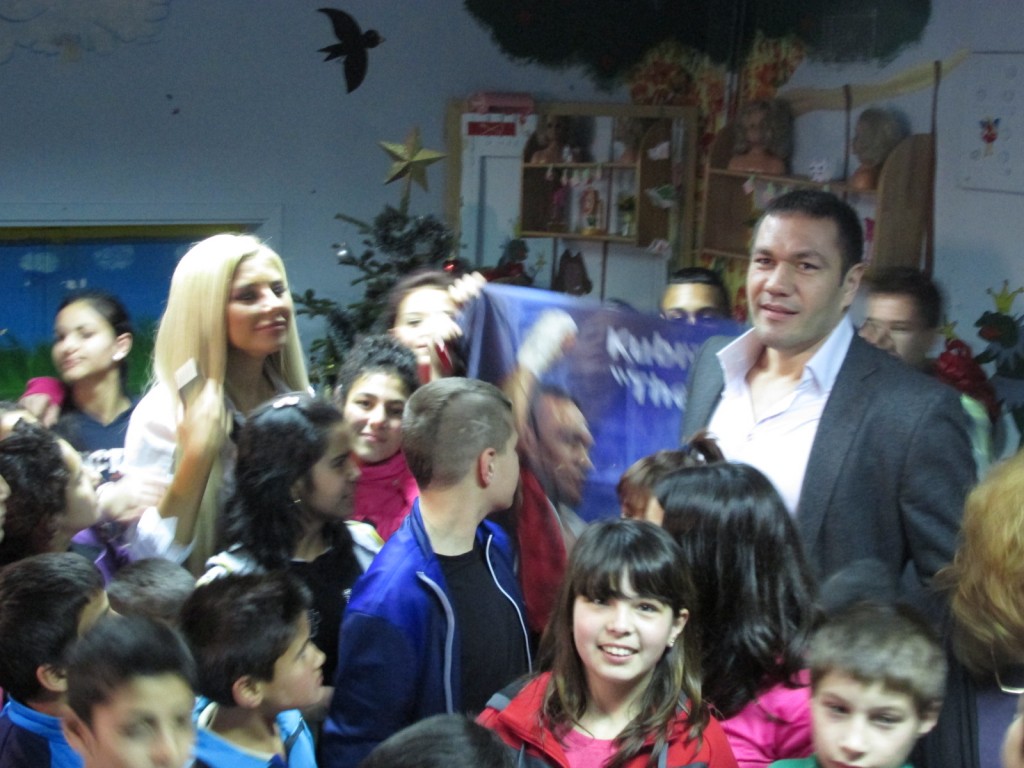 Кубрат Пулев и Андреа зарадваха децата от дома за сираци в Дупница с телевизор и пералня