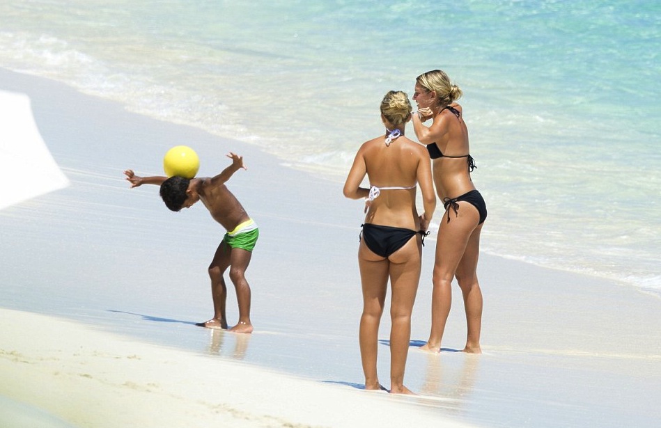Синът на Кристиано показва футболни умения на плажа