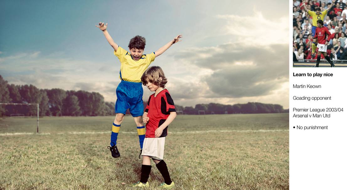 Деца имитират прочути футболни сцени