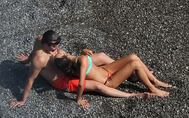 Горещи летни страсти на плажа с Ирина Шейк и Брадли Купър