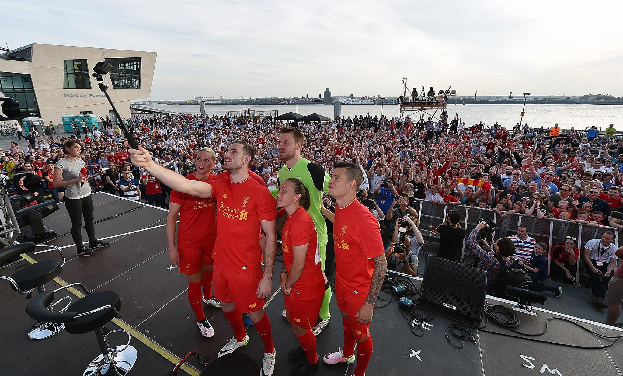 Ливърпул представи екипа за домакинските си мачове през новия сезон