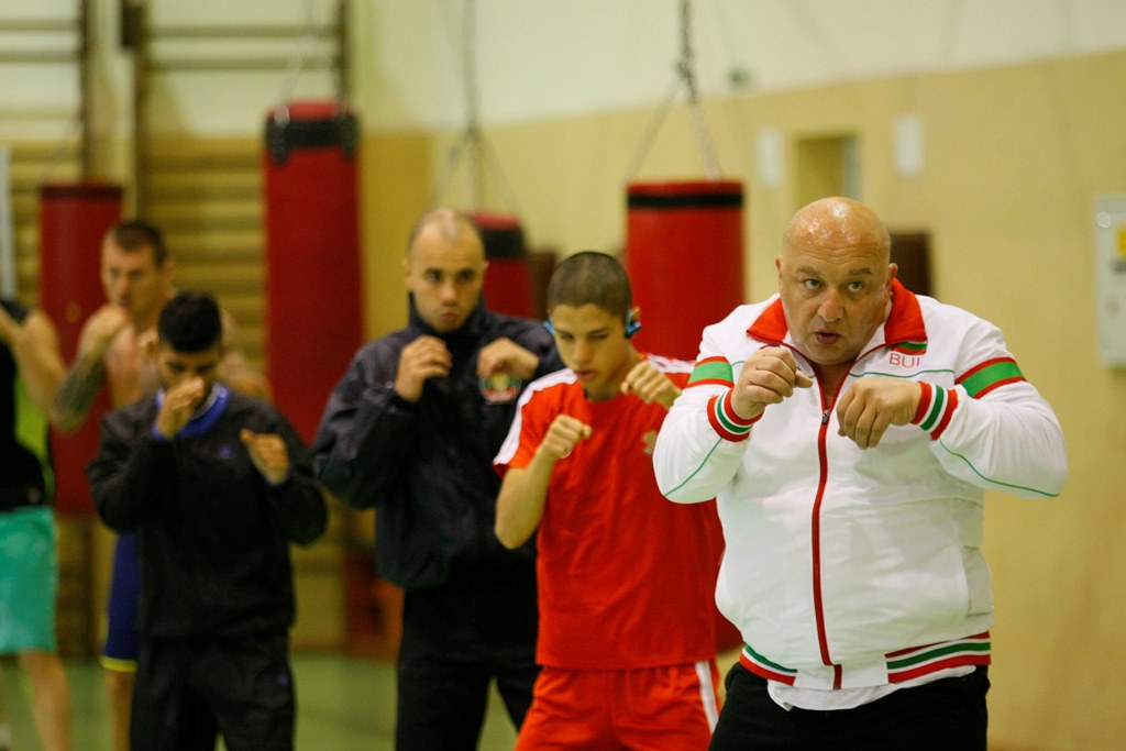 Министър Красен Кралев се включи в тренировка на боксьорите