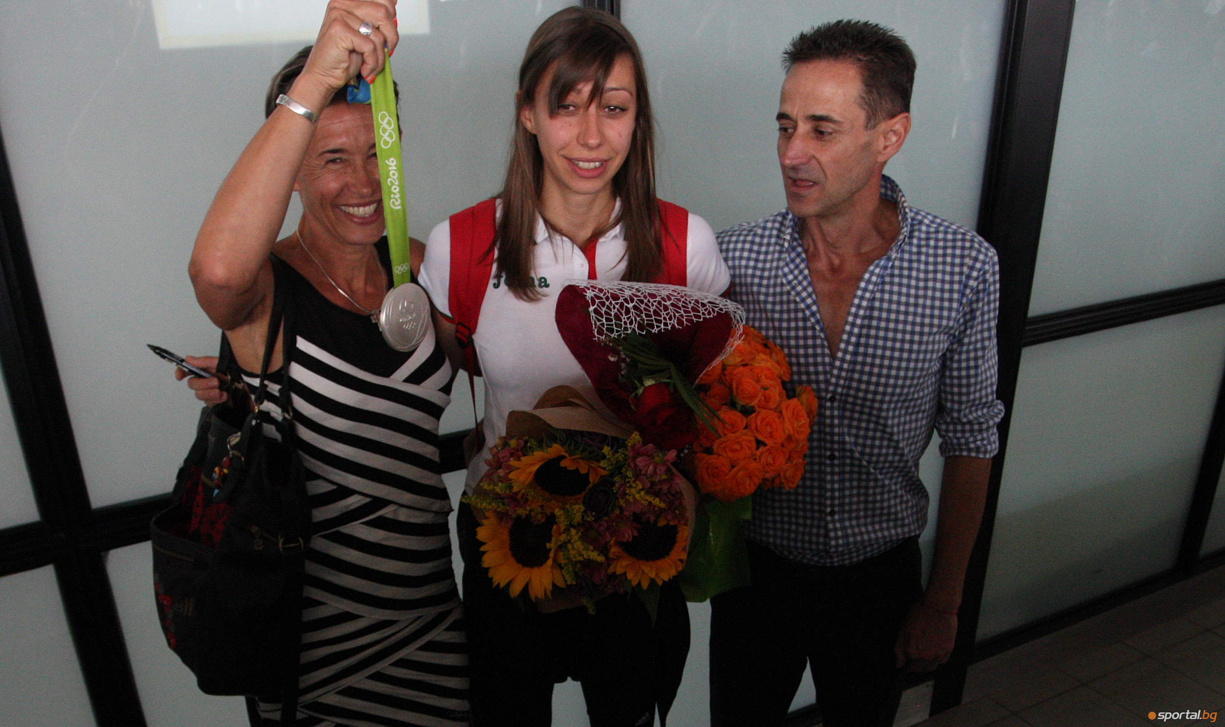 Букет от 197 рози, торта и много фенове посрещнаха Мирела Демирева в София