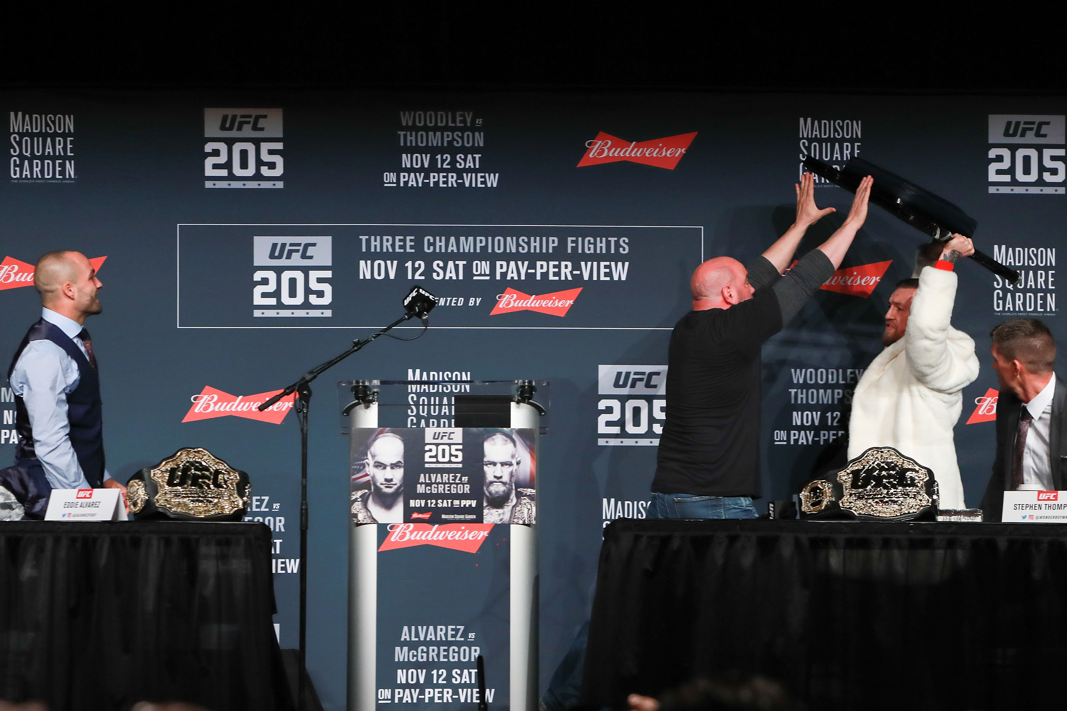 Конър Макгрегър полудя, хвърли стол по Алварес на пресконференцията преди UFC