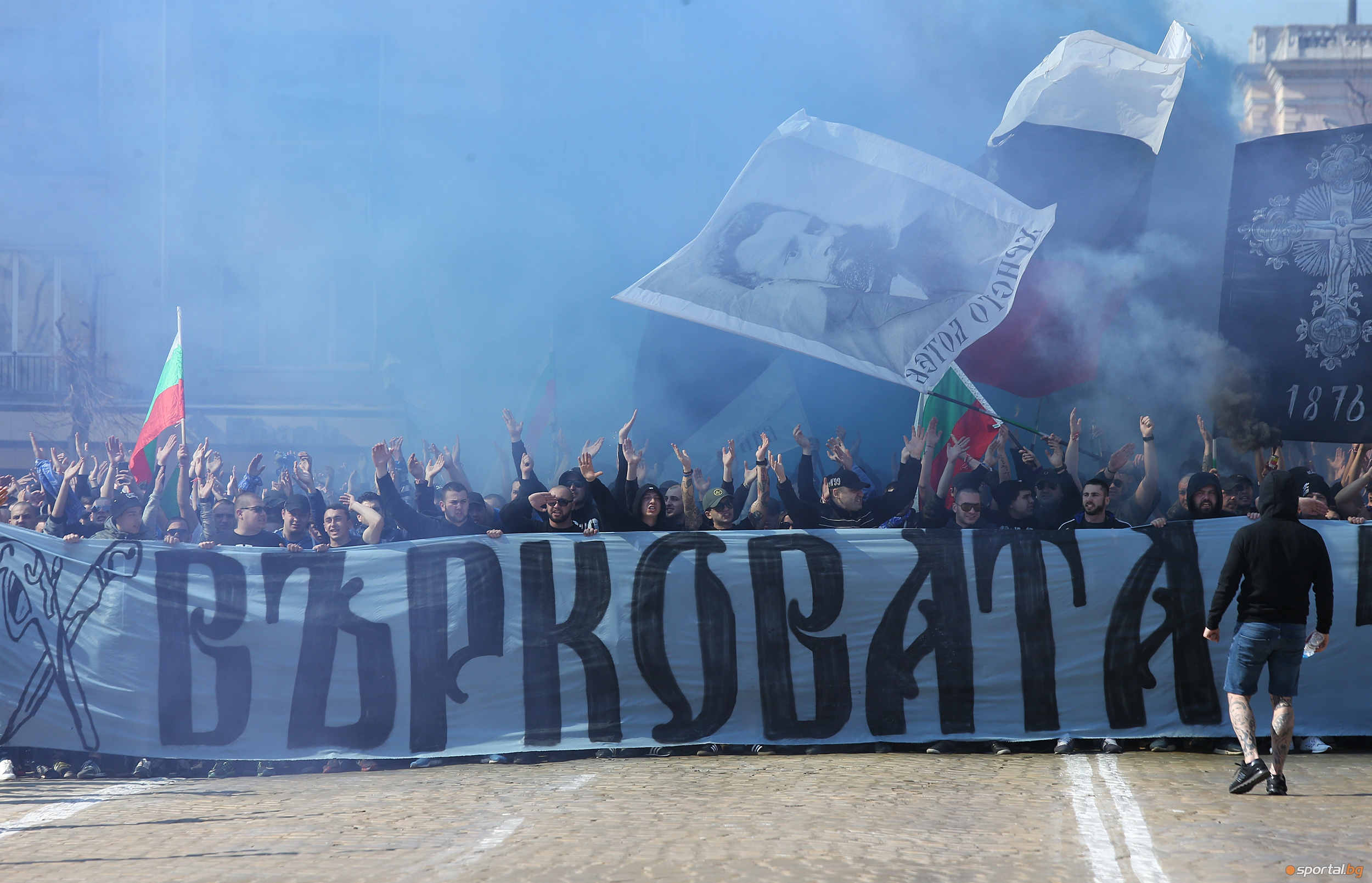 Феновете на Левски с шествие преди дербито