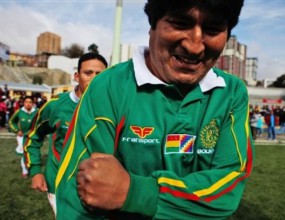 Президентът на Боливия изрита противник в слабините по време мач (видео)
