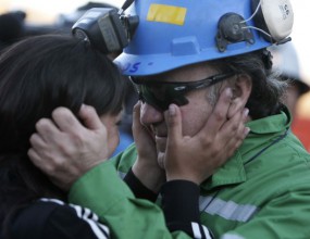 Спасените чилийски миньори ще играят футболен мач с политици