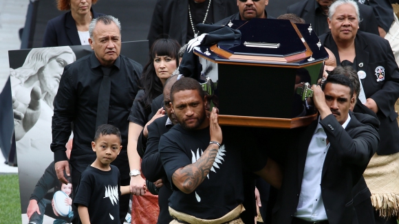 Сълзи и танцът хака при погребението на ръгби-легендата Джона Лому