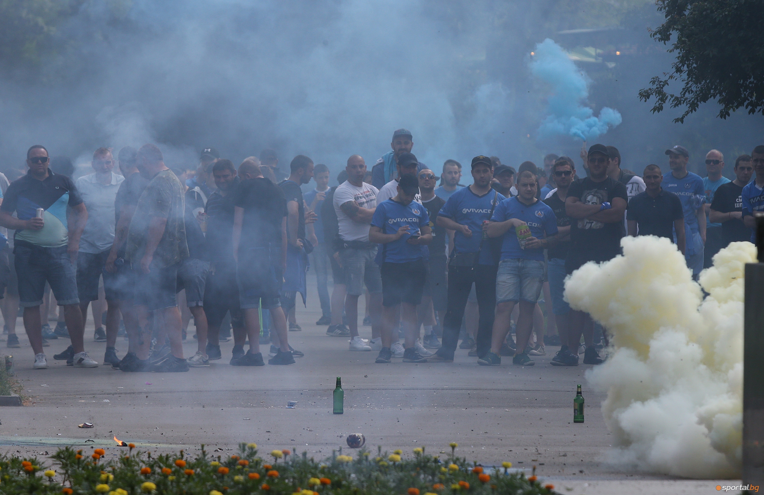 Днес в 18.00 часа, феновете на Левски се събраха в парка пред стадион "Георги Аспарухов
