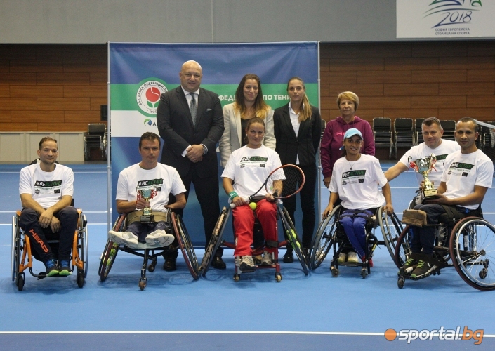 Награждаване на победителите в турнир по тенис за хора с увреждания