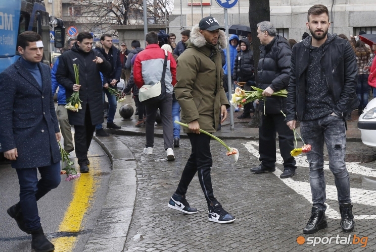 Фенове, футболисти и ръководство на Левски поднасят венци пред паметника на Апостола