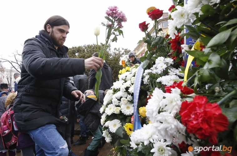 Фенове, футболисти и ръководство на Левски поднасят венци пред паметника на Апостола